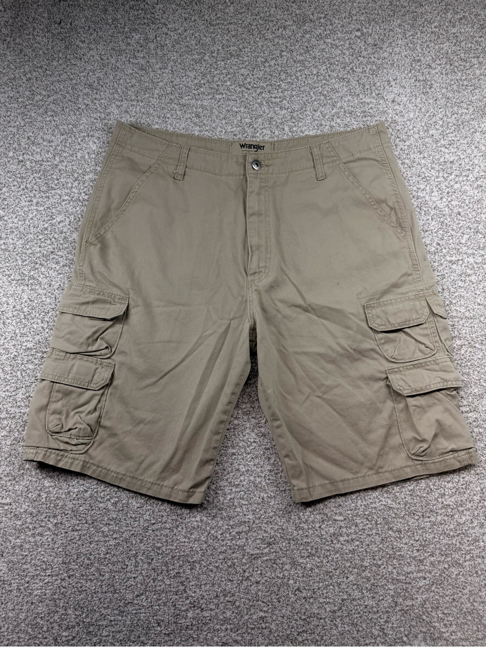 Men's Wrangler Authentics Beige Tan Khaki 100% Cotton Cargo Shorts Size 36x11